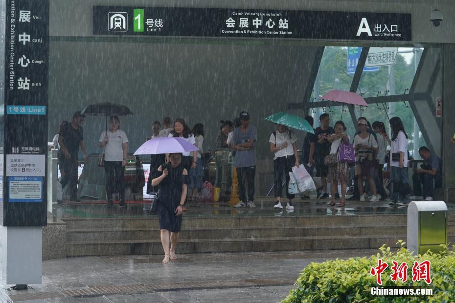 “潮涌车站，雨幕下的智慧花火”