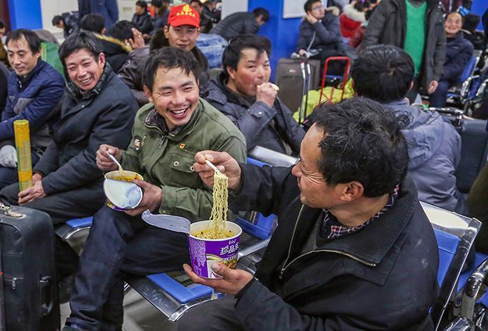 “公共场所泡面秀”引发的网民狂潮：女性视角下的轻松解读