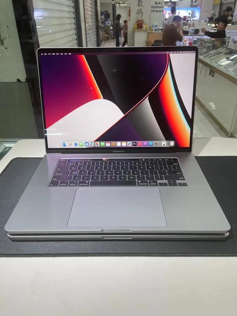 "19岁MacBook Pro评测：潮女视角下的另类解读"