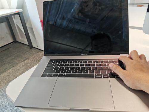 "19岁MacBook Pro评测：潮女视角下的另类解读"