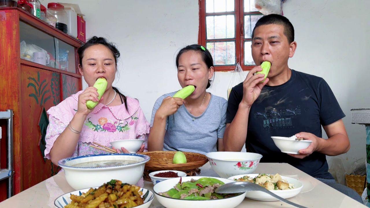 “表哥啃表妹零食，新奇现象引网民嘴仗”