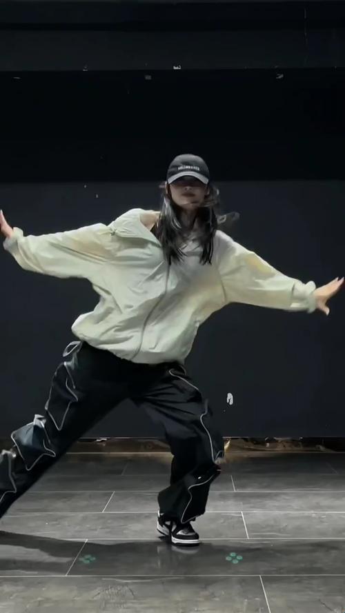 《Hip-hop，女生跳得欢？笑谈中解锁街头舞蹈的自由灵魂》